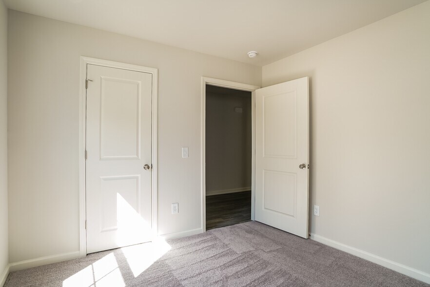 Building Photo - 676 Savanac St SE