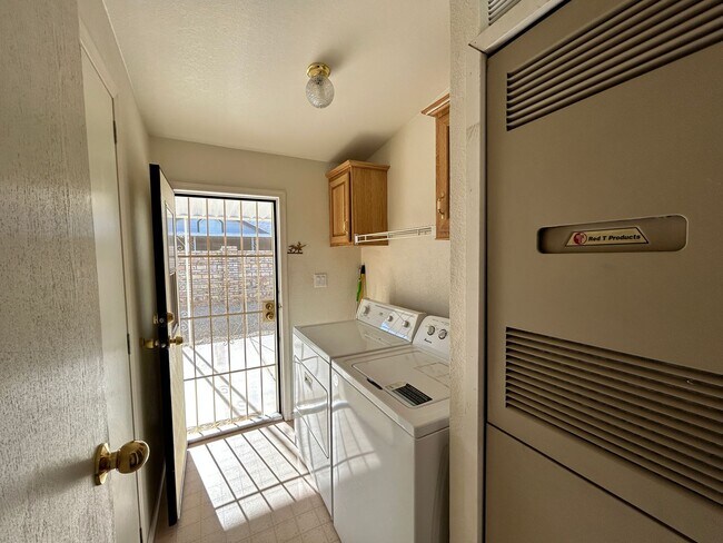 Building Photo - Charming 2-Bedroom 2-Bathroom Furnished Ma...