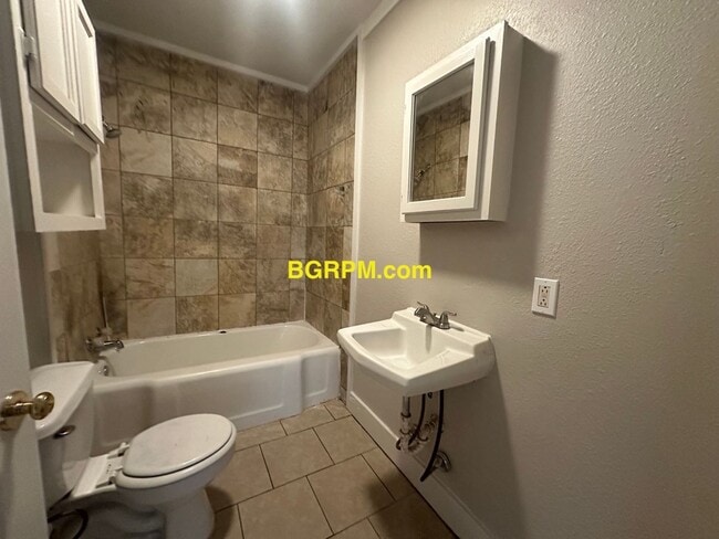 Building Photo - 2 Bed 1 Bath