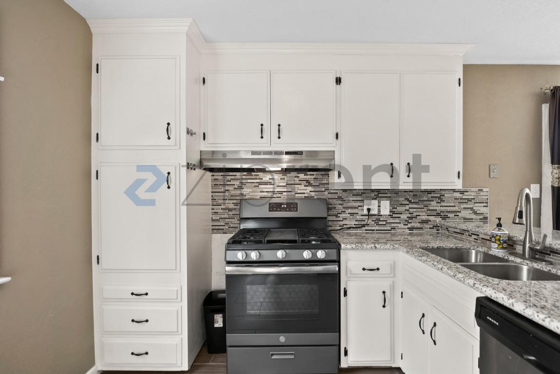 Building Photo - 28477 Coleridge Ave