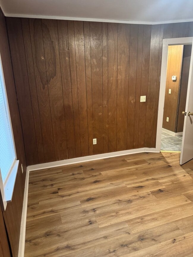 Building Photo - 2 Bedroom / 1 Bathroom Home with 1 Car Gar...