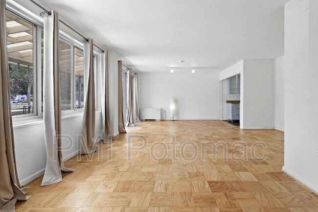 Building Photo - 10201 Grosvenor Pl