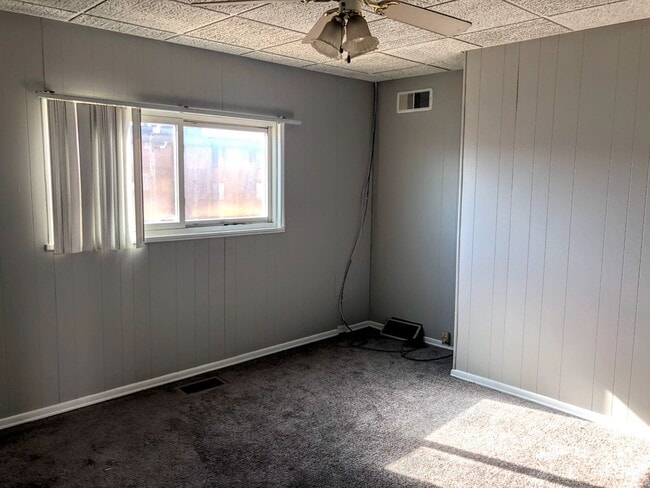 Building Photo - Large 3 Bed, 1 Bath - Central Air, Washer/Dryer