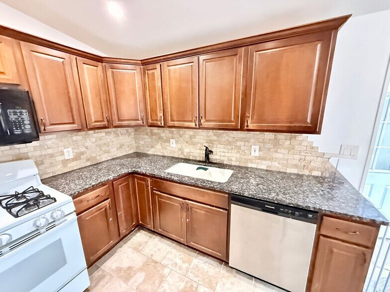 Building Photo - 30 Kayron Dr