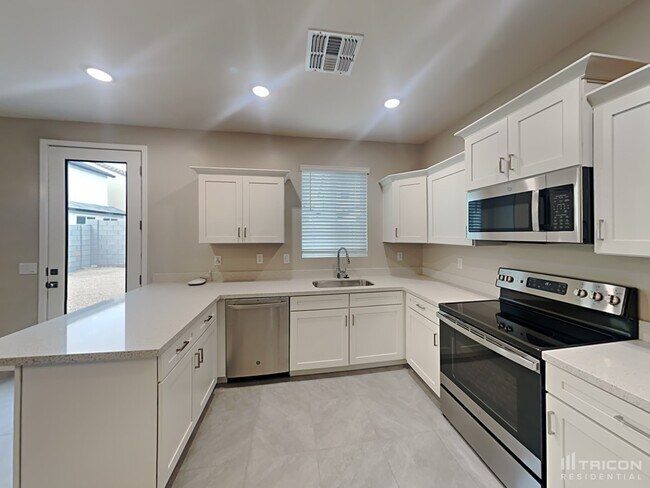 Building Photo - 4536 E Grandview St