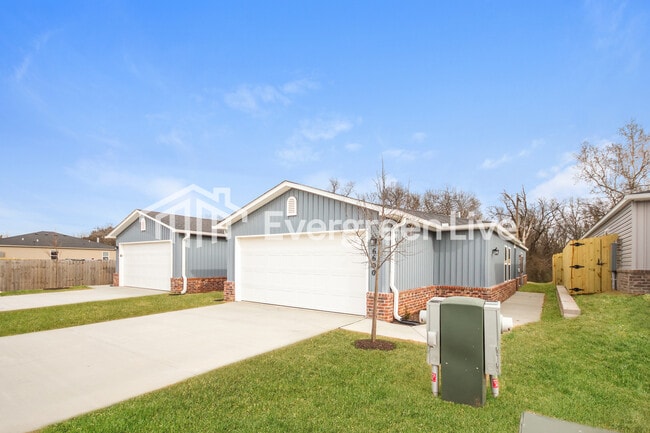 Building Photo - 6600 NW Kathleen St