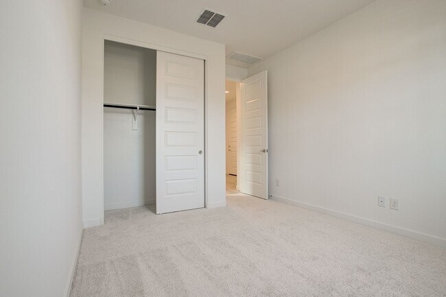 Building Photo - Gorgeous 5 Bedroom Lennar Home built 3 years ago still like new!!!  5 bedrooms in Northern Crossi...