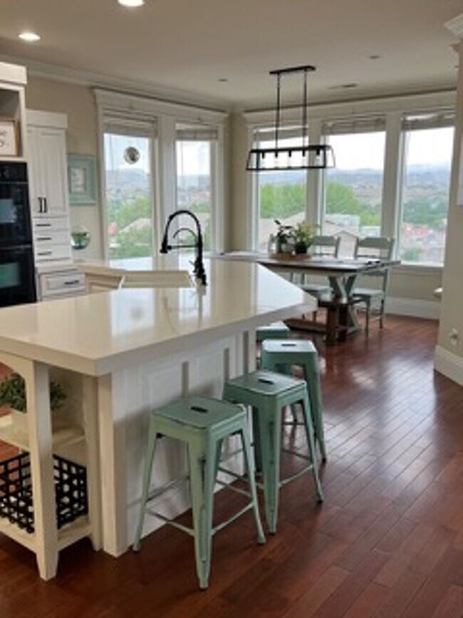 Building Photo - Very Spacious 6 bedroom home with amazing ...