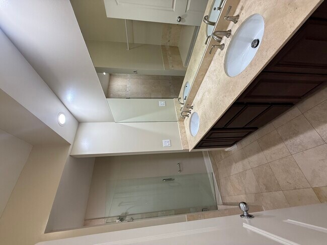 Building Photo - 2338 W Morse Ave