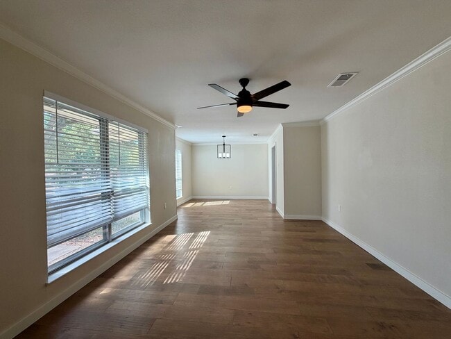 Building Photo - 3401 Oakridge Ln