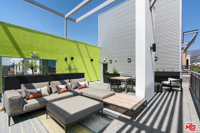 Building Photo - 325 N 1st St