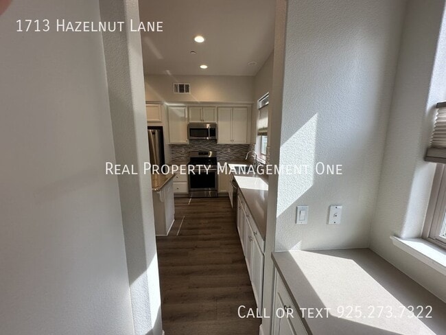 Building Photo - 1713 Hazelnut Ln