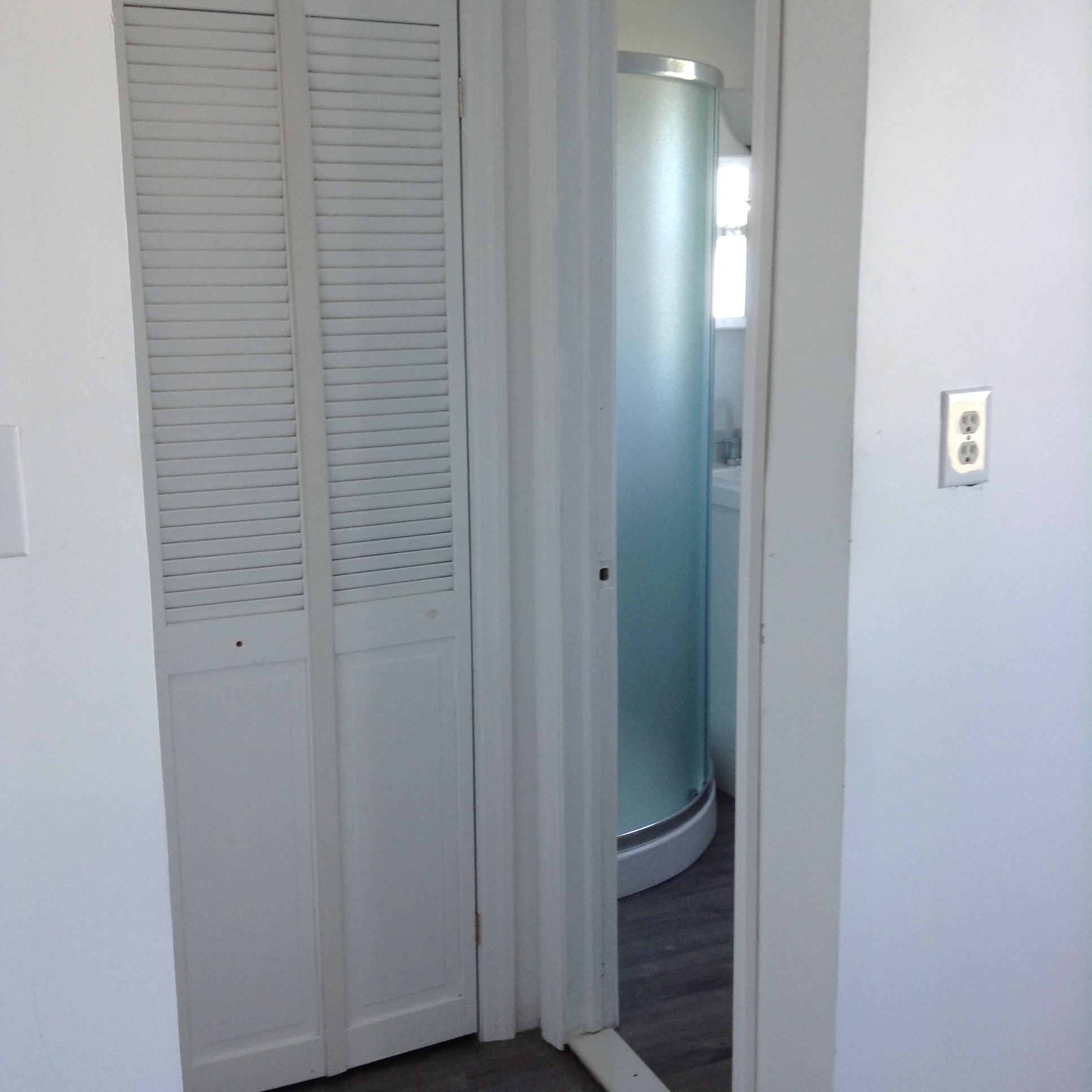 bathroom hall - 32 Bay Ave