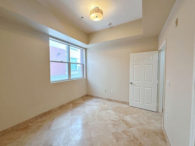Building Photo - FREE WEEK PROMO! 2 BEDROOM 2 BATH GUARD GATED PARK AVENUE CONDO OFF THE STRIP!