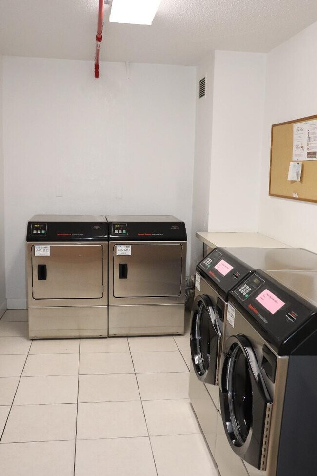 Building Photo - 3001 S Ocean Dr