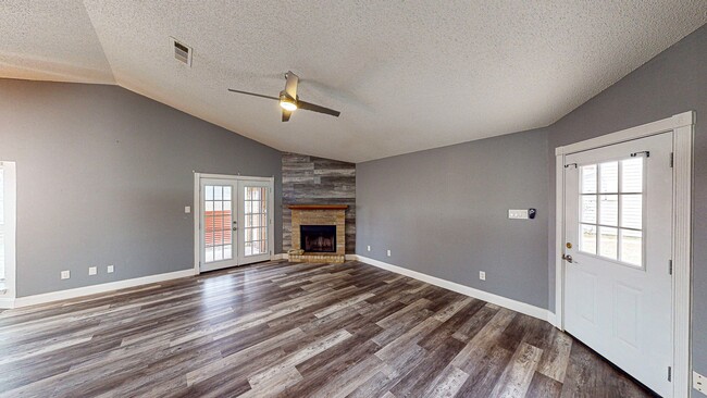 Building Photo - Adorable 3 Bedroom, 2 Bath Home with Firep...