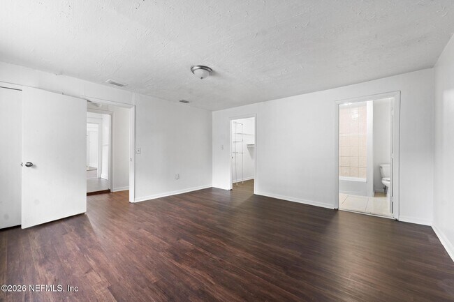 Building Photo - 1052 E 10th St