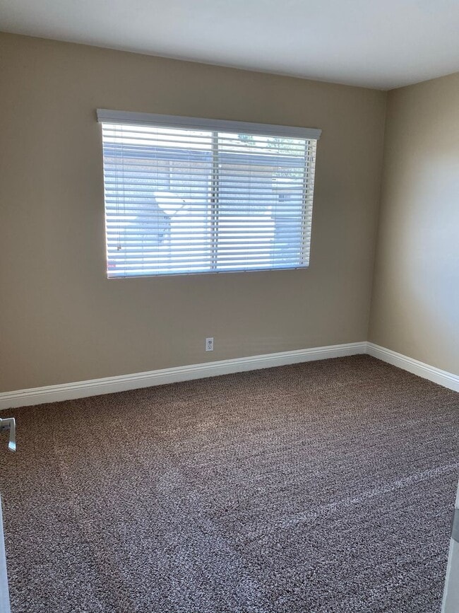 Building Photo - Beautifully remodeled 2 bed, 1 bath Condo!