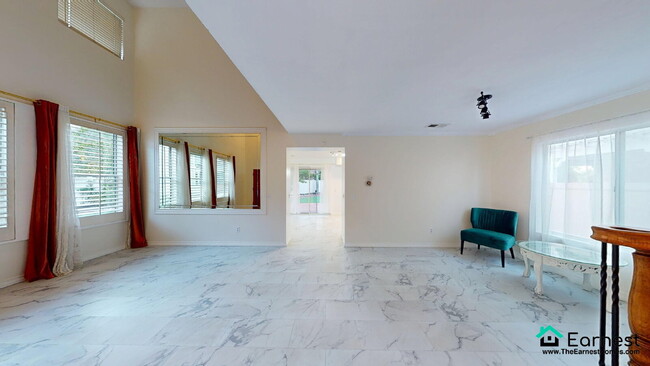 Building Photo - Charming 4-Bed/2.5-Bth Home in Prime Santa...