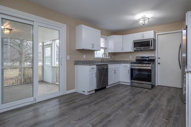 Building Photo - Newly Renovated - Spacious 4 Bedroom - 2 B...