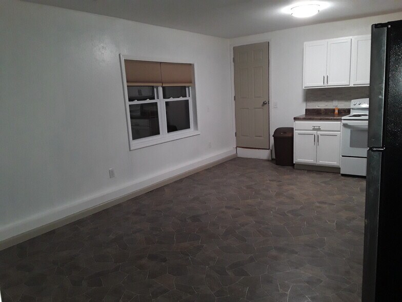 Open plan kitchen/living room - 6730 Rock Ridge Rd SE