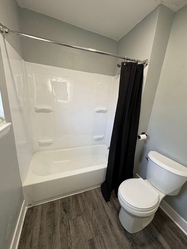 Building Photo - Three bedroom one bathroom apartment for rent