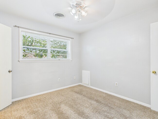 Building Photo - 1402 Village Dr