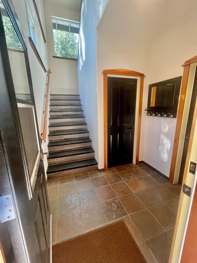 Building Photo - 10375 Laurentian Way