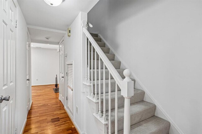 Building Photo - Great 2BR 2BA in Kenwood Forest Community in Downtown Bethesda