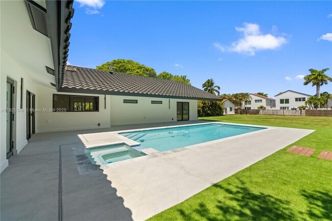 Building Photo - 5020 Hawkhurst Ave