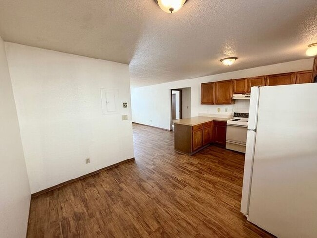 Building Photo - Cozy 2 Bed/1 Bath Apartment in North Loveland. New Wood Floors!