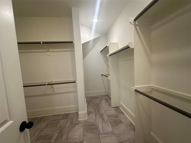 Building Photo - 14514 Fall Creek View Dr