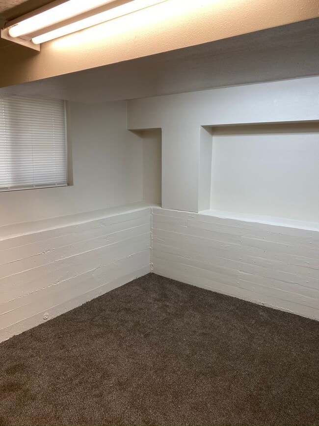 Building Photo - 6 bedroom 2 bath home