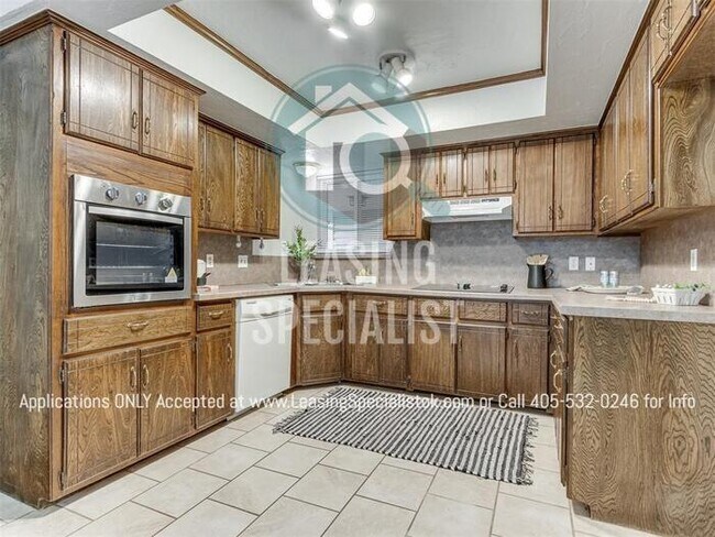 Building Photo - Stunning Yukon 3 Bed 2 Bath Home Available...