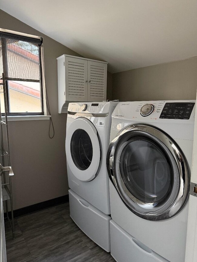 Building Photo - 1125 Royal Ln