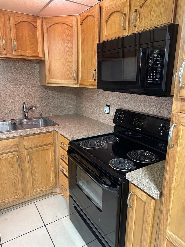 Building Photo - 1000 St Charles Pl