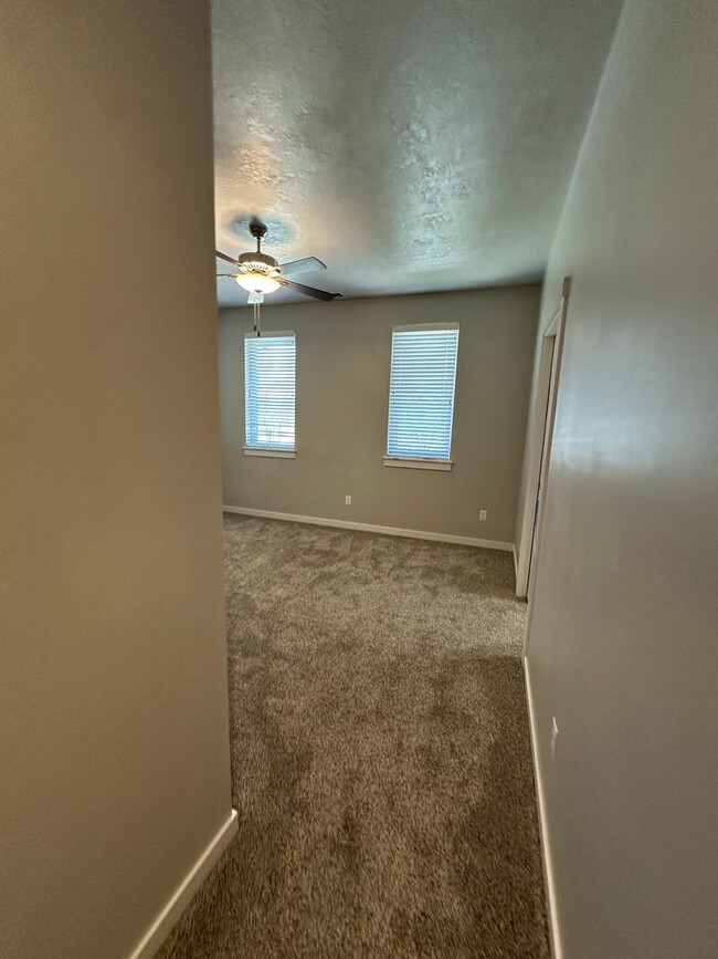 Building Photo - Modern Townhome Near Eagle Greenbelt..3-be...