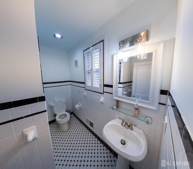 Building Photo - 15 Sedgwick St