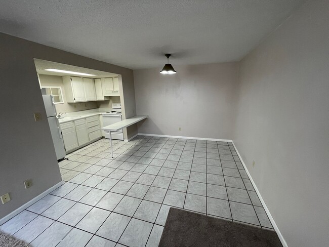 Building Photo - Studio apartment 1/2 block from campus. Available Aug 1st!