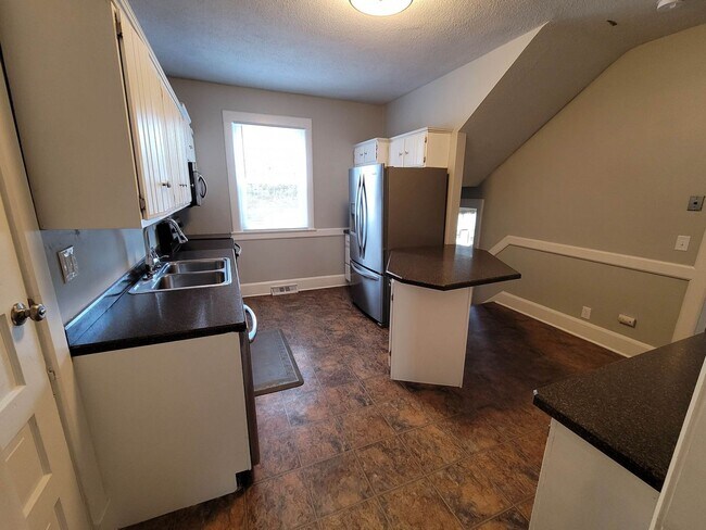 Building Photo - Beautiful 4 bedroom 2.5 house