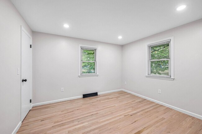 Building Photo - 557 Maple Rd
