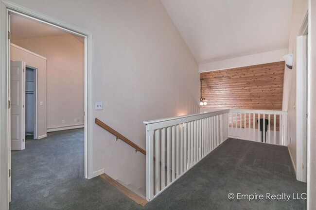 Building Photo - 4 Bed 3 Bath Home off of Gold Hill Rd- PET...