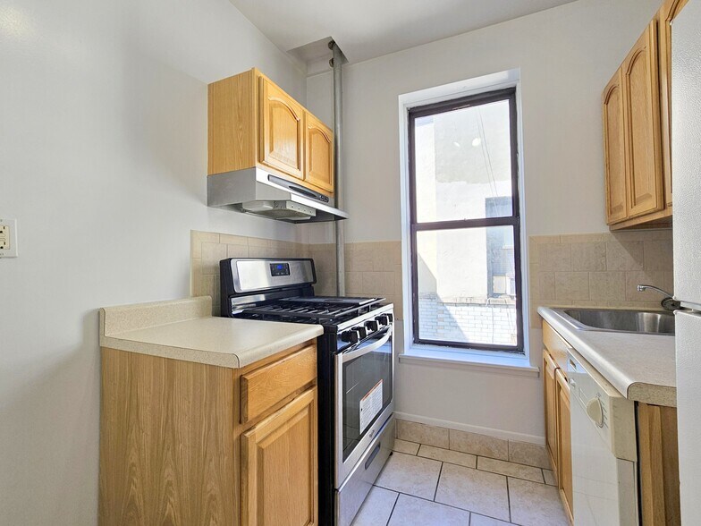 Building Photo - 610 W 150th St