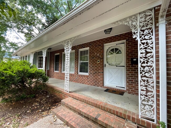 Building Photo - Sweet & Spacious 4br on the northside w/ p...