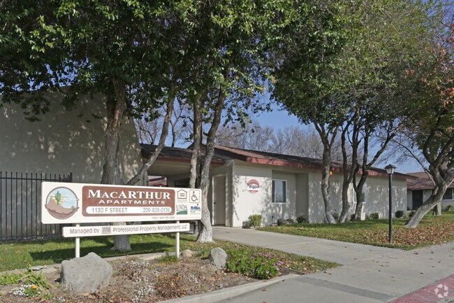 Primary Photo - Macarthur Apartments