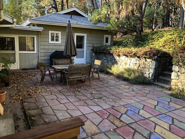 Building Photo - 2 Bedroom cottage,  quiet rural setting