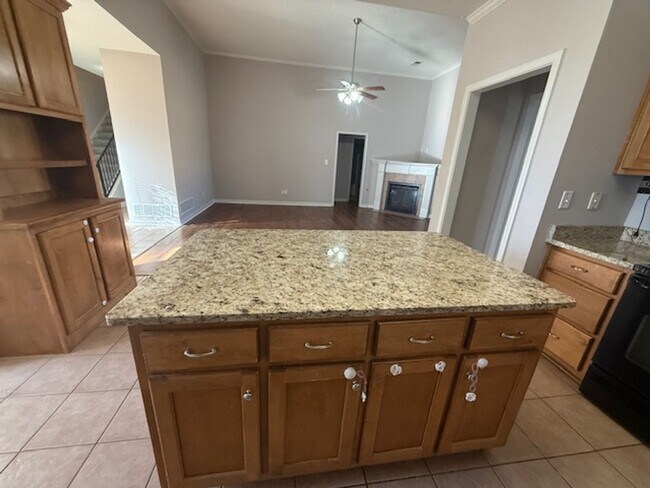 Building Photo - 3 bed 2 bath home with a large bonus room and an additional room that would be perfect for an off...