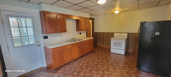 Nice Large Kitchen - 47 Pine St