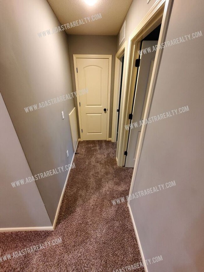 Building Photo - Beautiful and Spacious Olathe Townhome-Available in APRIL!!!