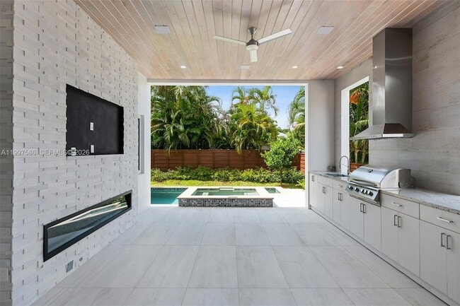 Building Photo - 1615 NE 3rd Ct